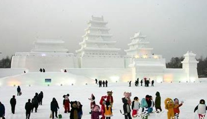 
内部景点介绍
进入度假区后,左侧分别有大青山滑雪场,交通山庄雪场,好汉泊雪场,国家体委雪场,右侧是非常闻名的风车山庄。从头开始,大青山雪场,是一个初级雪道,坡度小,有2条雪道,为拖牵牵引,这里比较适合刚刚接触滑雪的朋友,一旦穿上雪板,就会觉得这里不过瘾了。接下来是交通山庄,交通山庄的宾馆为三星级标准,宾馆后就是条初级雪道,坡度跟大青山相当,长度约为400米左右。 好汉泊雪场,是个面临好汉泊的雪道,为初级雪道,也是适合初学的朋友,具备滑雪教练。国家体委滑雪场,这个雪场是中国国家的,也是南极科考人员训练,国家运动员训练的地方。风车山庄,风车山庄在国内外是比较有名气的,它具有风车网站滑雪场,雅士奇初级雪场,三锅盔初级雪场,三锅盔中高级雪道。 风车网阵雪道也是一条面向初级的雪道,但无论论坡度,长度,以及弯度,都很不错,上山的时候乘坐索道或者拖牵,这里有108座风车矩阵组成,山锅盔山上有一条初级雪道,上山的时候,要乘坐索道缆车上山,山顶的初级雪道也是拖牵牵引的。从山顶到山脚下,分别有几条不同级别的雪道,最著名的是6号雪道,有幸福大道之称。山顶有雪具店,餐厅,为饮食带来了方便。下滑的雪道有11号,9号等雪道。
![